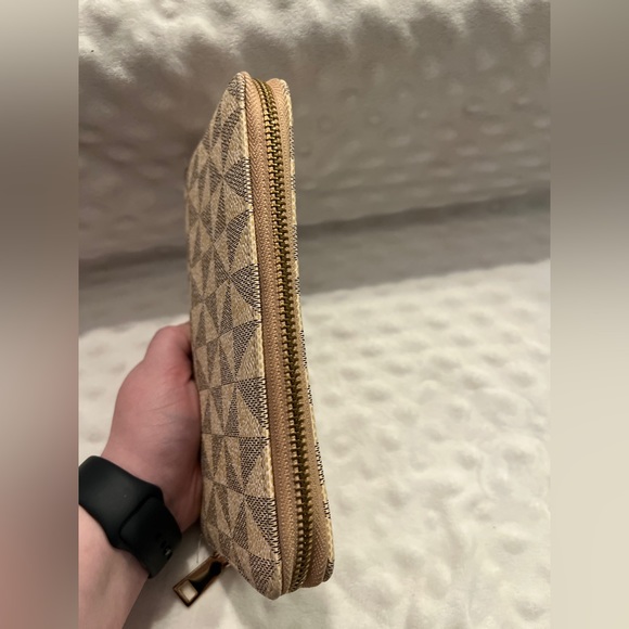 NWOT Geometric Design Wallet - Picture 3 of 4